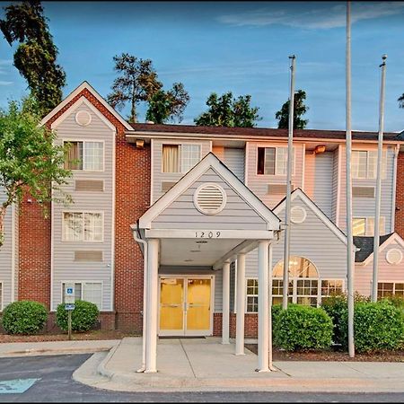 Travelers Inn And Suites Ралей Екстериор снимка