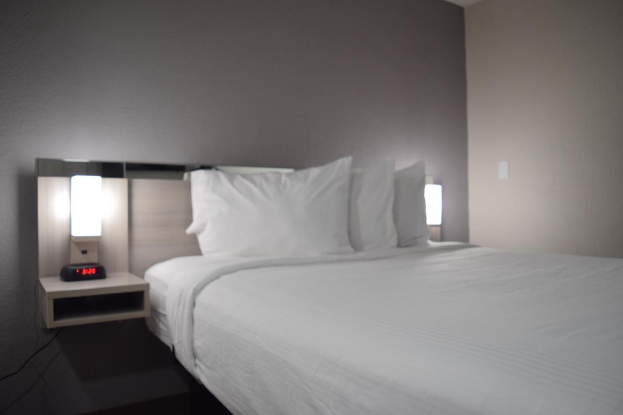 Travelers Inn And Suites Ралей Екстериор снимка