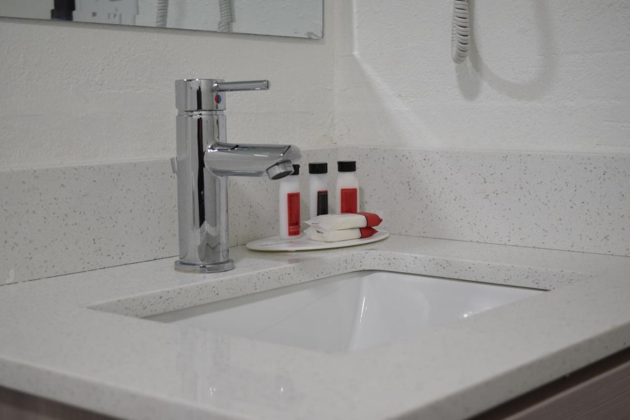 Travelers Inn And Suites Ралей Екстериор снимка
